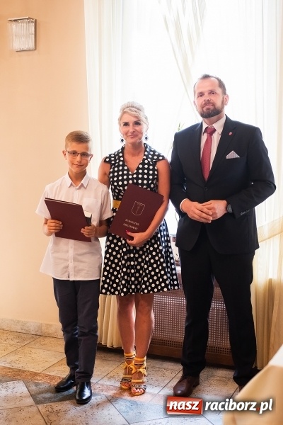 Zdjęcie w galerii na portalu naszraciborz.pl: Najlepsi uczniowie z gminy Krzanowice z nagrodami burmistrza wiadomości z regionu