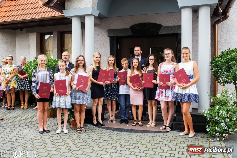 Zdjęcie w galerii na portalu naszraciborz.pl: Najlepsi uczniowie z gminy Krzanowice z nagrodami burmistrza wiadomości z regionu
