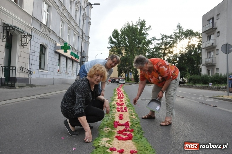 Zdjęcie w galerii na portalu naszraciborz.pl: Racibórz pięknie ustrojony na Boże Ciało [FOTO i WIDEO] wiadomości z regionu
