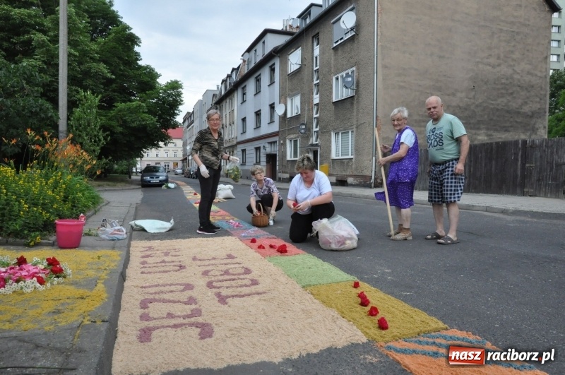 Zdjęcie w galerii na portalu naszraciborz.pl: Racibórz pięknie ustrojony na Boże Ciało [FOTO i WIDEO] wiadomości z regionu