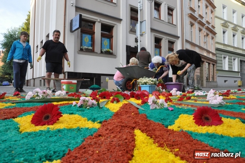 Zdjęcie w galerii na portalu naszraciborz.pl: Racibórz pięknie ustrojony na Boże Ciało [FOTO i WIDEO] wiadomości z regionu