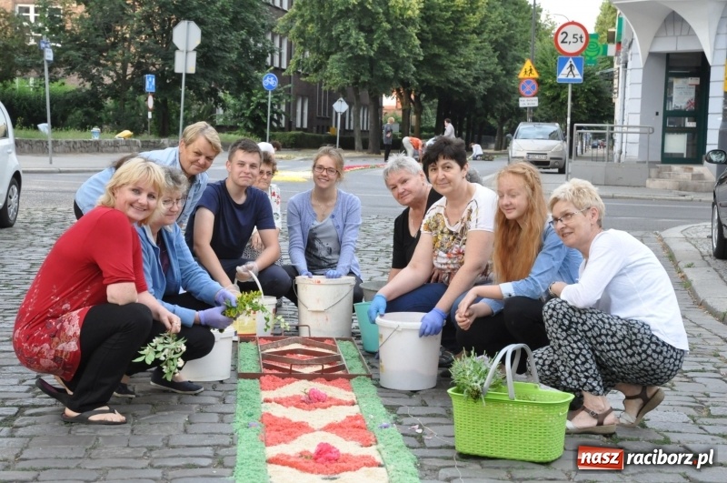 Zdjęcie w galerii na portalu naszraciborz.pl: Racibórz pięknie ustrojony na Boże Ciało [FOTO i WIDEO] wiadomości z regionu