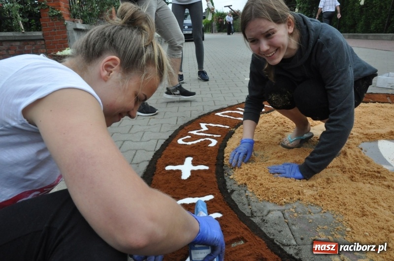 Zdjęcie w galerii na portalu naszraciborz.pl: W Brzeziu przygotowali prawdziwe arcydzieła. Obejrzeć przyjechała nawet TVP [FOTO] wiadomości z regionu