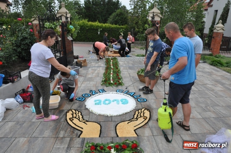 Zdjęcie w galerii na portalu naszraciborz.pl: W Brzeziu przygotowali prawdziwe arcydzieła. Obejrzeć przyjechała nawet TVP [FOTO] wiadomości z regionu