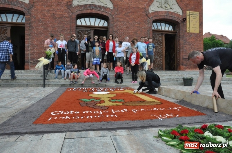Zdjęcie w galerii na portalu naszraciborz.pl: W Brzeziu przygotowali prawdziwe arcydzieła. Obejrzeć przyjechała nawet TVP [FOTO] wiadomości z regionu