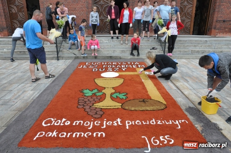 Zdjęcie w galerii na portalu naszraciborz.pl: W Brzeziu przygotowali prawdziwe arcydzieła. Obejrzeć przyjechała nawet TVP [FOTO] wiadomości z regionu