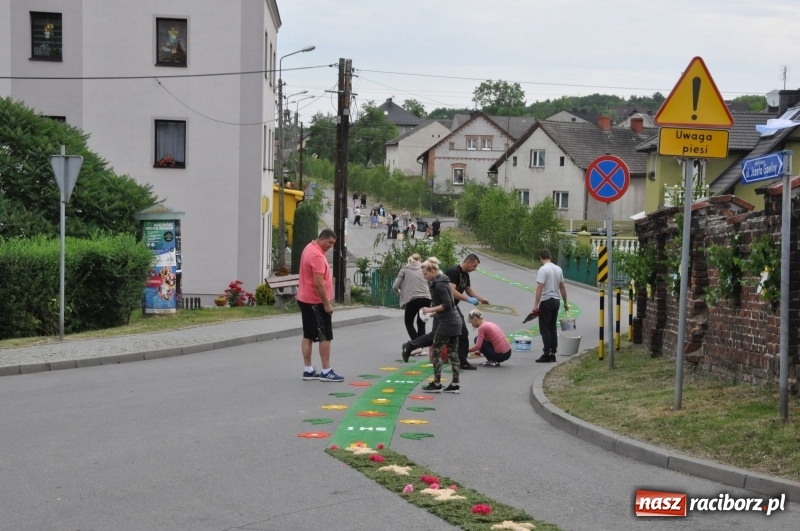 Zdjęcie w galerii na portalu naszraciborz.pl: W Brzeziu przygotowali prawdziwe arcydzieła. Obejrzeć przyjechała nawet TVP [FOTO] wiadomości z regionu