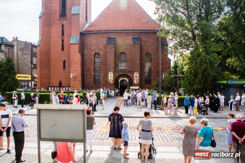 Zdjęcie w galerii na portalu naszraciborz.pl: Procesja Bożego Ciała na starym mieście [FOTO i WIDEO] wiadomości z regionu