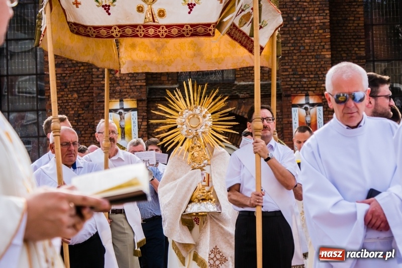 Zdjęcie w galerii na portalu naszraciborz.pl: Procesja Bożego Ciała na starym mieście [FOTO i WIDEO] wiadomości z regionu