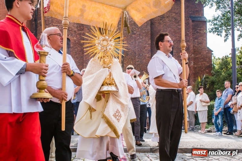 Zdjęcie w galerii na portalu naszraciborz.pl: Procesja Bożego Ciała na starym mieście [FOTO i WIDEO] wiadomości z regionu