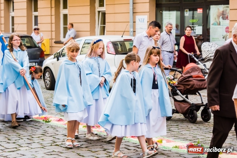 Zdjęcie w galerii na portalu naszraciborz.pl: Procesja Bożego Ciała na starym mieście [FOTO i WIDEO] wiadomości z regionu