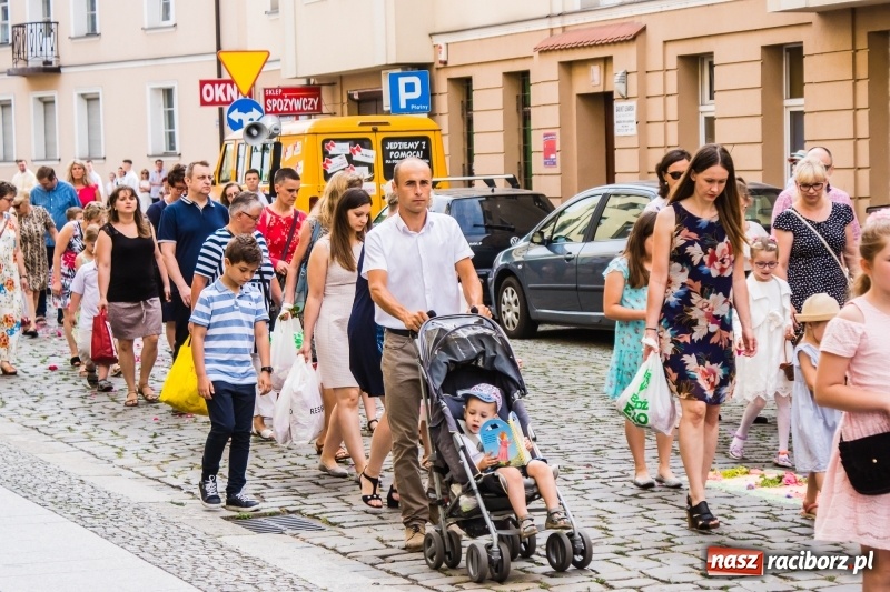 Zdjęcie w galerii na portalu naszraciborz.pl: Procesja Bożego Ciała na starym mieście [FOTO i WIDEO] wiadomości z regionu