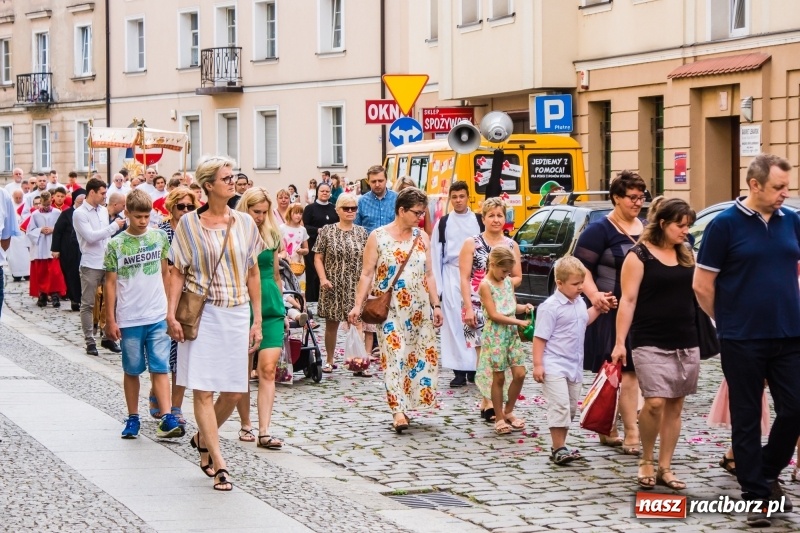 Zdjęcie w galerii na portalu naszraciborz.pl: Procesja Bożego Ciała na starym mieście [FOTO i WIDEO] wiadomości z regionu