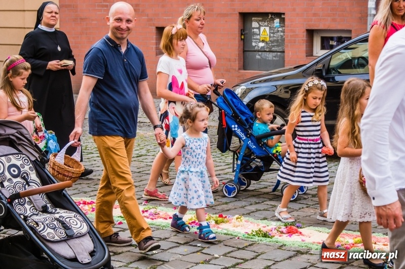 Zdjęcie w galerii na portalu naszraciborz.pl: Procesja Bożego Ciała na starym mieście [FOTO i WIDEO] wiadomości z regionu