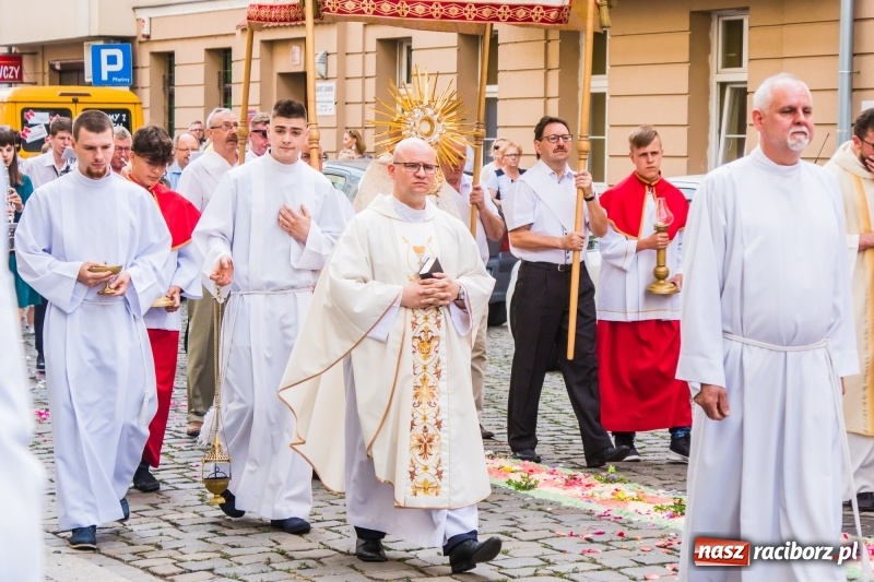Zdjęcie w galerii na portalu naszraciborz.pl: Procesja Bożego Ciała na starym mieście [FOTO i WIDEO] wiadomości z regionu