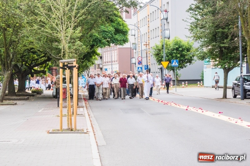 Zdjęcie w galerii na portalu naszraciborz.pl: Procesja Bożego Ciała na starym mieście [FOTO i WIDEO] wiadomości z regionu