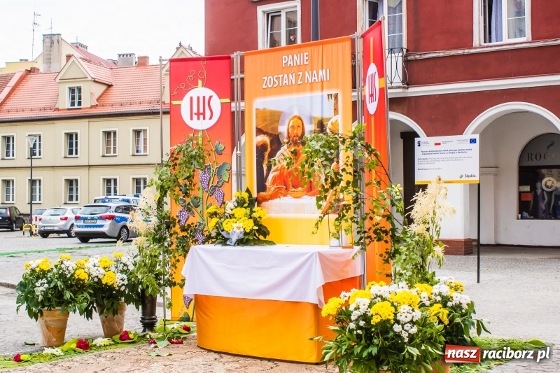Zdjęcie w galerii na portalu naszraciborz.pl: Procesja Bożego Ciała na starym mieście [FOTO i WIDEO] wiadomości z regionu