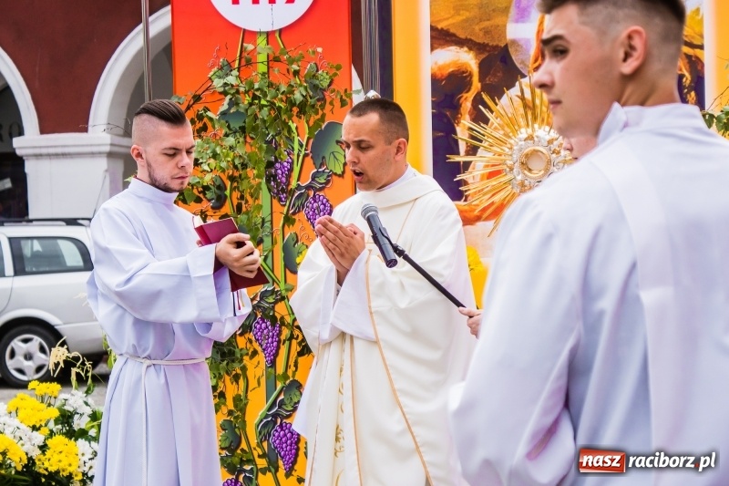 Zdjęcie w galerii na portalu naszraciborz.pl: Procesja Bożego Ciała na starym mieście [FOTO i WIDEO] wiadomości z regionu