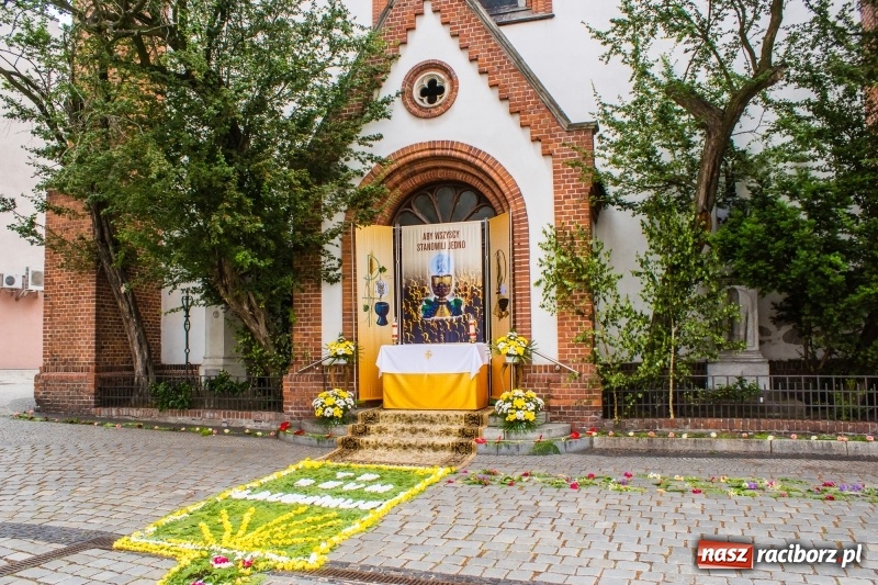 Zdjęcie w galerii na portalu naszraciborz.pl: Procesja Bożego Ciała na starym mieście [FOTO i WIDEO] wiadomości z regionu