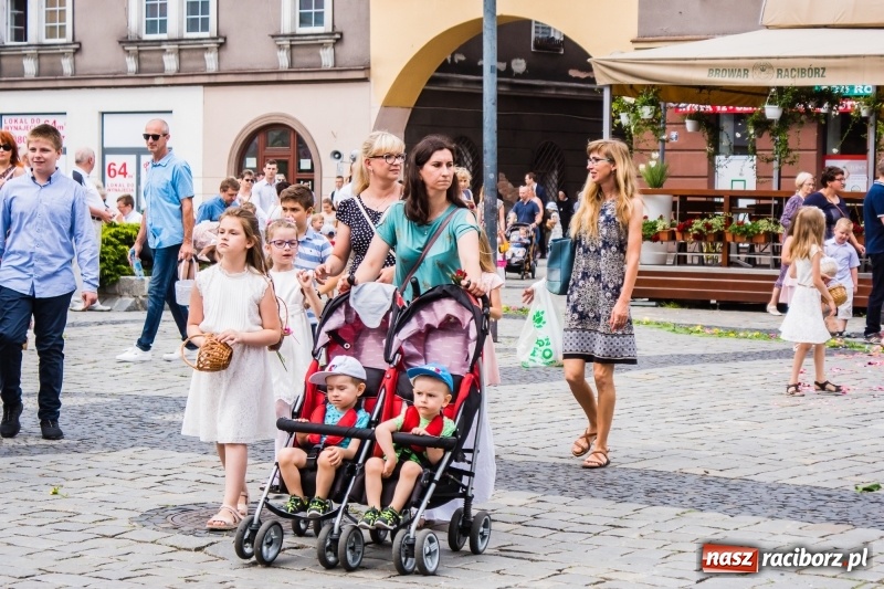 Zdjęcie w galerii na portalu naszraciborz.pl: Procesja Bożego Ciała na starym mieście [FOTO i WIDEO] wiadomości z regionu