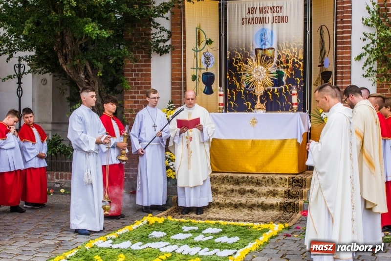 Zdjęcie w galerii na portalu naszraciborz.pl: Procesja Bożego Ciała na starym mieście [FOTO i WIDEO] wiadomości z regionu