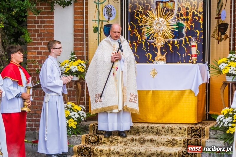 Zdjęcie w galerii na portalu naszraciborz.pl: Procesja Bożego Ciała na starym mieście [FOTO i WIDEO] wiadomości z regionu