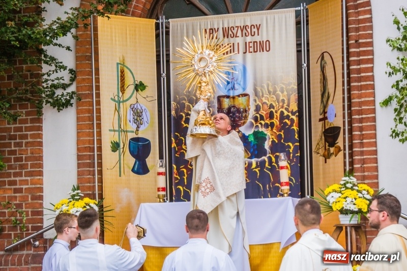 Zdjęcie w galerii na portalu naszraciborz.pl: Procesja Bożego Ciała na starym mieście [FOTO i WIDEO] wiadomości z regionu