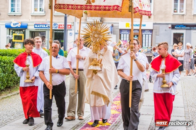 Zdjęcie w galerii na portalu naszraciborz.pl: Procesja Bożego Ciała na starym mieście [FOTO i WIDEO] wiadomości z regionu