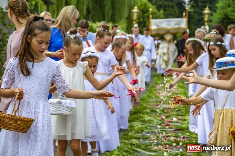 Zdjęcie w galerii na portalu naszraciborz.pl: W Pogrzebieniu ołtarz ustawiono przed wejściem do pałacu wiadomości z regionu