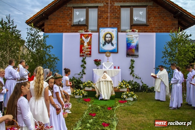Zdjęcie w galerii na portalu naszraciborz.pl: W Pogrzebieniu ołtarz ustawiono przed wejściem do pałacu wiadomości z regionu