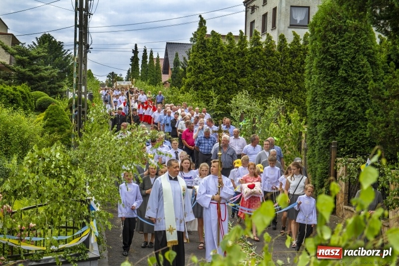 Zdjęcie w galerii na portalu naszraciborz.pl: W Pogrzebieniu ołtarz ustawiono przed wejściem do pałacu wiadomości z regionu