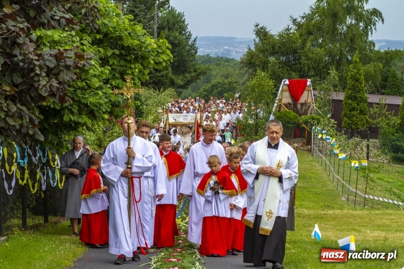 Zdjęcie w galerii na portalu naszraciborz.pl: W Pogrzebieniu ołtarz ustawiono przed wejściem do pałacu wiadomości z regionu