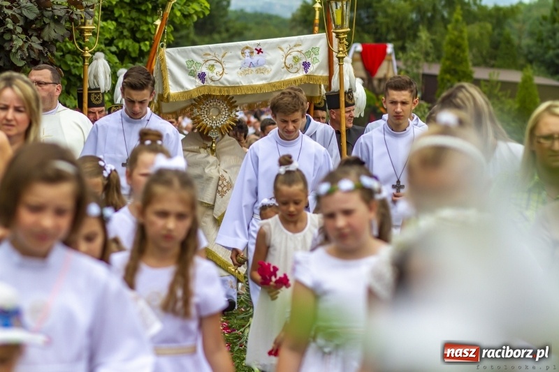 Zdjęcie w galerii na portalu naszraciborz.pl: W Pogrzebieniu ołtarz ustawiono przed wejściem do pałacu wiadomości z regionu