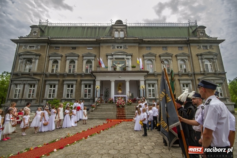 Zdjęcie w galerii na portalu naszraciborz.pl: W Pogrzebieniu ołtarz ustawiono przed wejściem do pałacu wiadomości z regionu