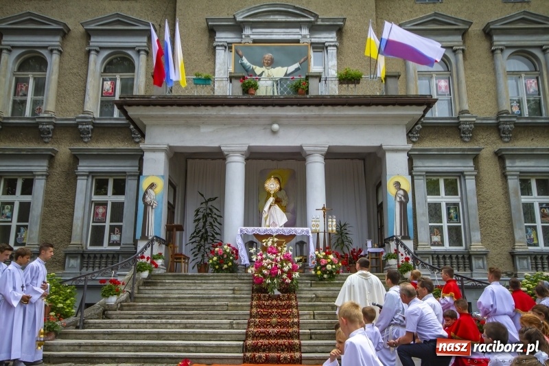 Zdjęcie w galerii na portalu naszraciborz.pl: W Pogrzebieniu ołtarz ustawiono przed wejściem do pałacu wiadomości z regionu