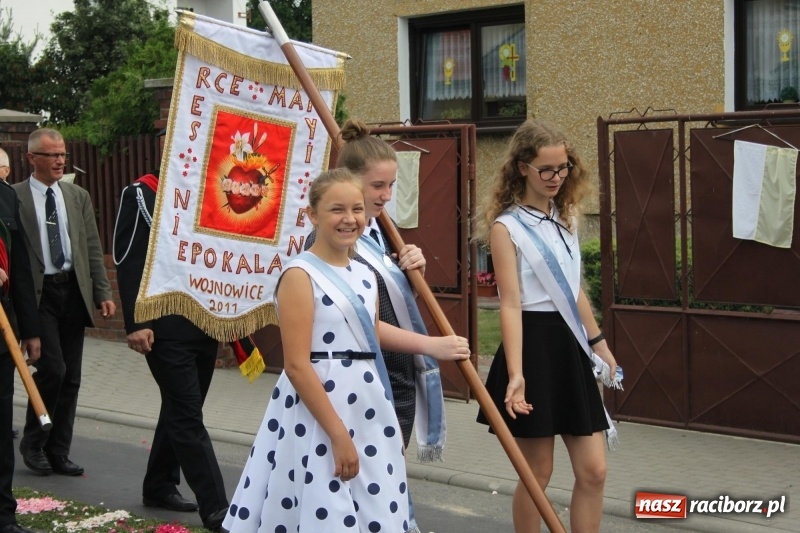 Zdjęcie w galerii na portalu naszraciborz.pl: Wojnowice. Pierwsze dywany pojawiły się tuż po czwartej rano  wiadomości z regionu