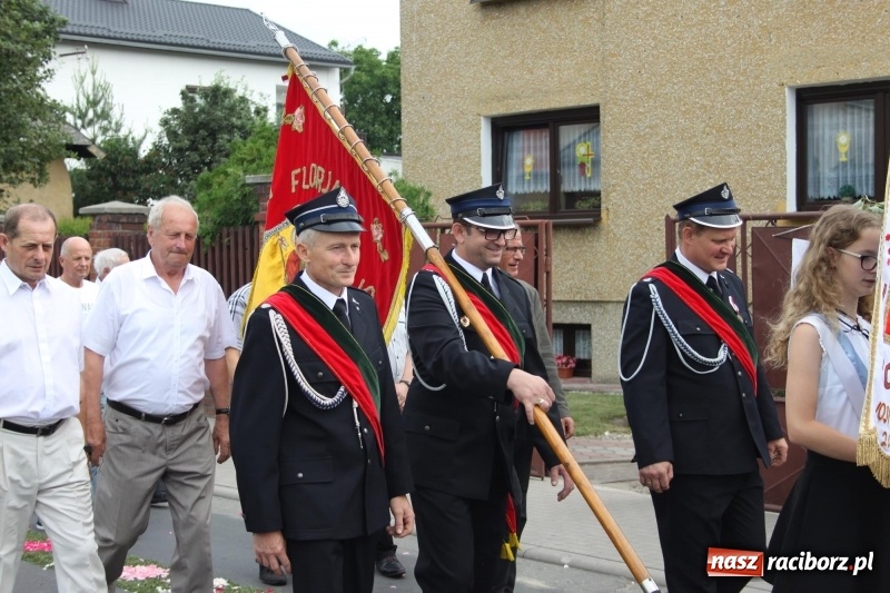 Zdjęcie w galerii na portalu naszraciborz.pl: Wojnowice. Pierwsze dywany pojawiły się tuż po czwartej rano  wiadomości z regionu