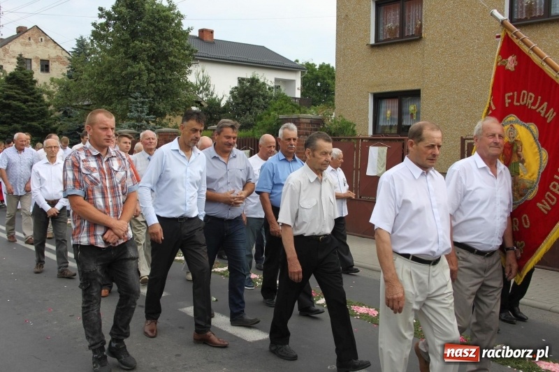 Zdjęcie w galerii na portalu naszraciborz.pl: Wojnowice. Pierwsze dywany pojawiły się tuż po czwartej rano  wiadomości z regionu