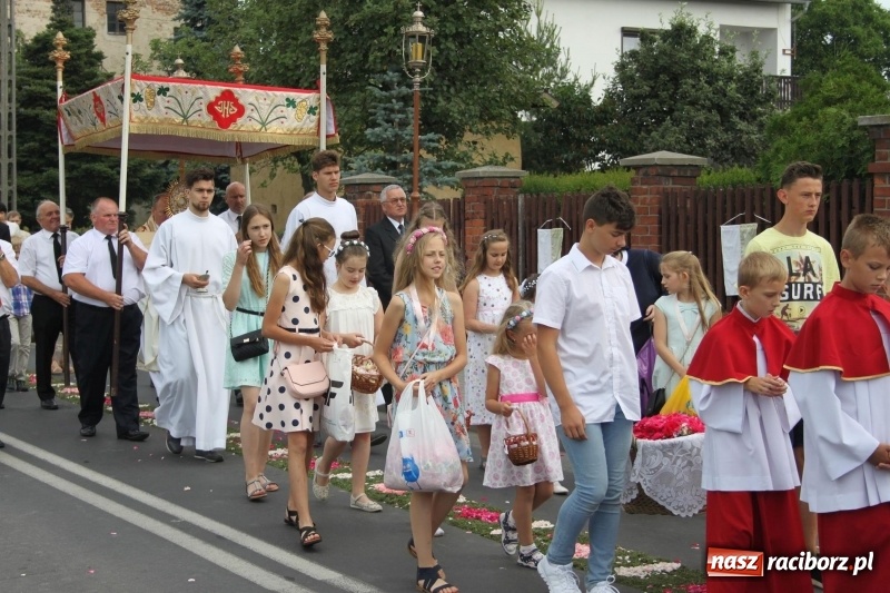 Zdjęcie w galerii na portalu naszraciborz.pl: Wojnowice. Pierwsze dywany pojawiły się tuż po czwartej rano  wiadomości z regionu