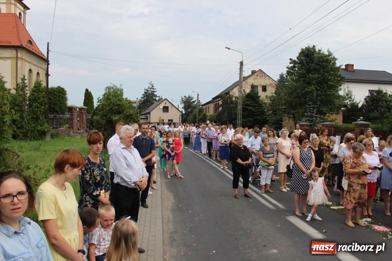 Zdjęcie w galerii na portalu naszraciborz.pl: Wojnowice. Pierwsze dywany pojawiły się tuż po czwartej rano  wiadomości z regionu