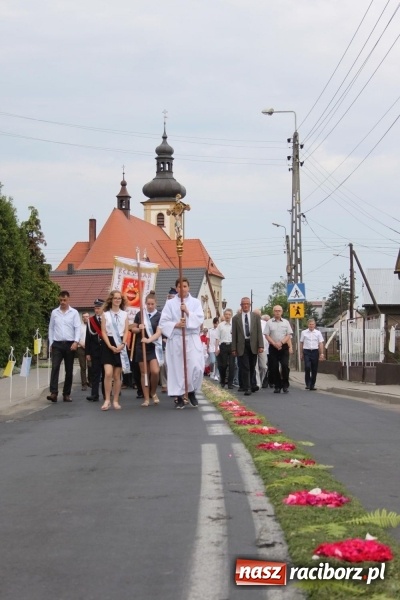Zdjęcie w galerii na portalu naszraciborz.pl: Wojnowice. Pierwsze dywany pojawiły się tuż po czwartej rano  wiadomości z regionu