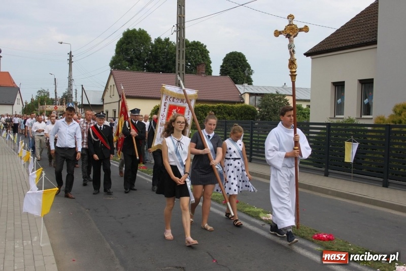 Zdjęcie w galerii na portalu naszraciborz.pl: Wojnowice. Pierwsze dywany pojawiły się tuż po czwartej rano  wiadomości z regionu