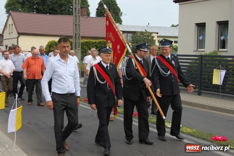 Zdjęcie w galerii na portalu naszraciborz.pl: Wojnowice. Pierwsze dywany pojawiły się tuż po czwartej rano  wiadomości z regionu