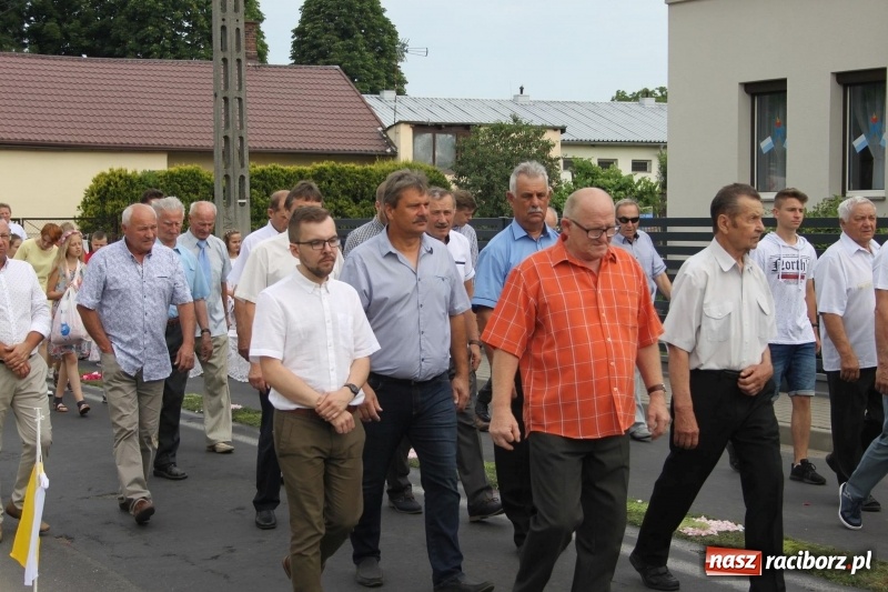 Zdjęcie w galerii na portalu naszraciborz.pl: Wojnowice. Pierwsze dywany pojawiły się tuż po czwartej rano  wiadomości z regionu