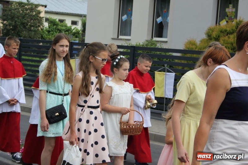 Zdjęcie w galerii na portalu naszraciborz.pl: Wojnowice. Pierwsze dywany pojawiły się tuż po czwartej rano  wiadomości z regionu