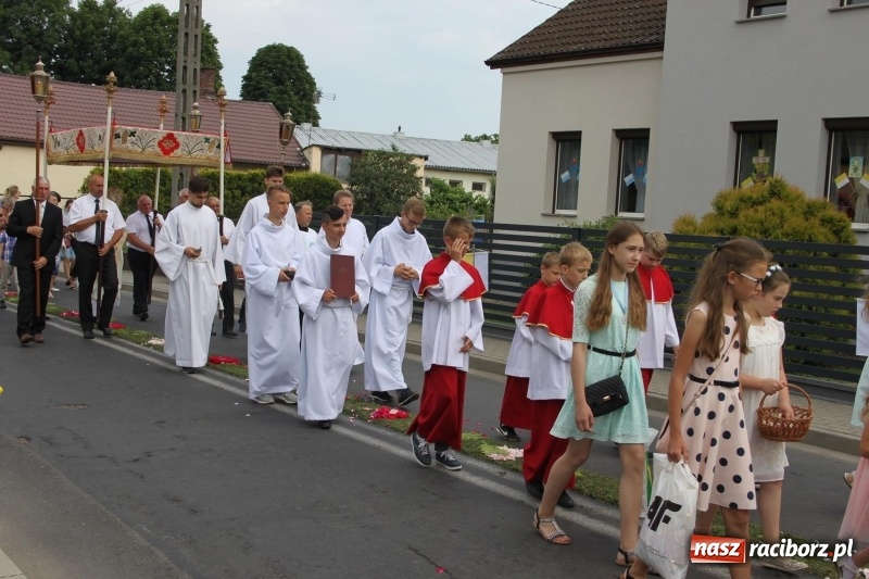 Zdjęcie w galerii na portalu naszraciborz.pl: Wojnowice. Pierwsze dywany pojawiły się tuż po czwartej rano  wiadomości z regionu