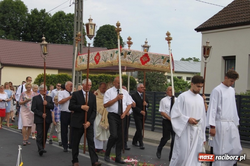Zdjęcie w galerii na portalu naszraciborz.pl: Wojnowice. Pierwsze dywany pojawiły się tuż po czwartej rano  wiadomości z regionu