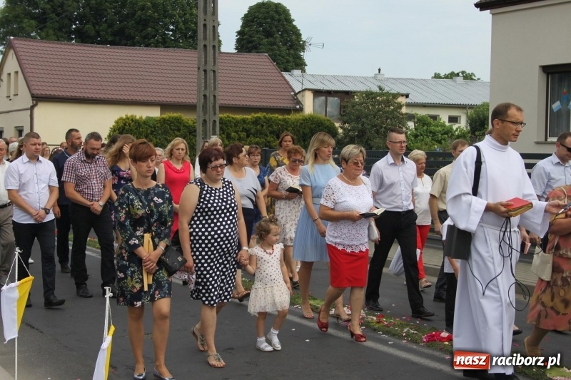 Zdjęcie w galerii na portalu naszraciborz.pl: Wojnowice. Pierwsze dywany pojawiły się tuż po czwartej rano  wiadomości z regionu