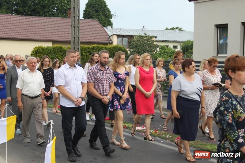 Zdjęcie w galerii na portalu naszraciborz.pl: Wojnowice. Pierwsze dywany pojawiły się tuż po czwartej rano  wiadomości z regionu
