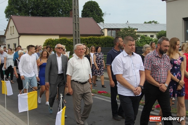 Zdjęcie w galerii na portalu naszraciborz.pl: Wojnowice. Pierwsze dywany pojawiły się tuż po czwartej rano  wiadomości z regionu